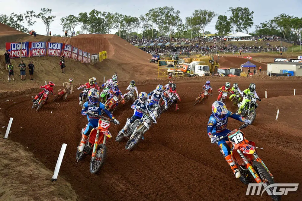Départ de la course de MX2, dans les premiers virages