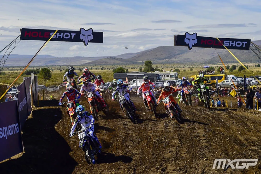 Holeshot du départ avec tous les pilotes MX2
