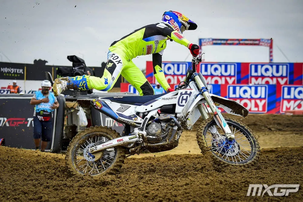 Kay de Wolf au MX2 de Turquie avec une jambe en l'air, debout sur sa moto