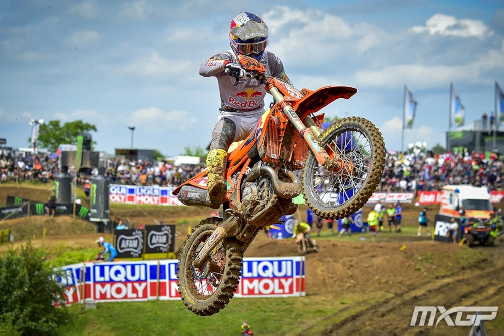 Lucas Coenen lors d'un saut avec sa KTM orange
