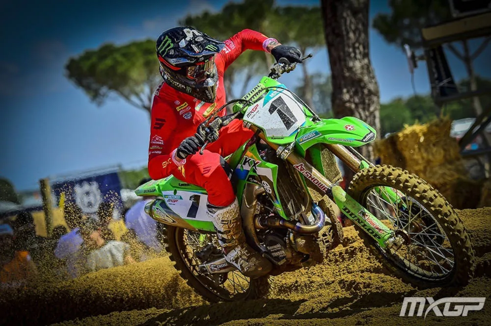 Romain Febvre habillé en rouge sur sa Kawasaki verte