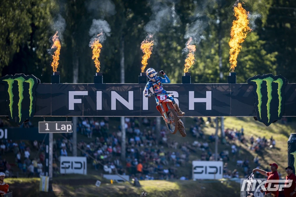 Lucas Coenen lors du saut final après son passage sous l'arche Monster Energy en feux