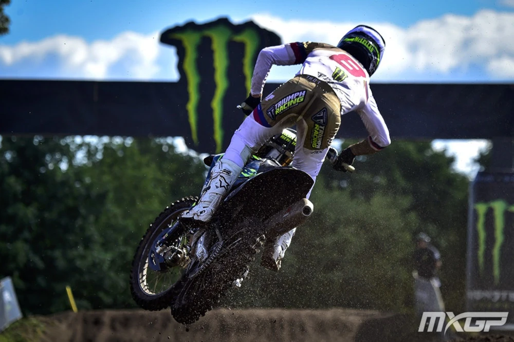 McLellan sur un saut devant une arche Monster Energy