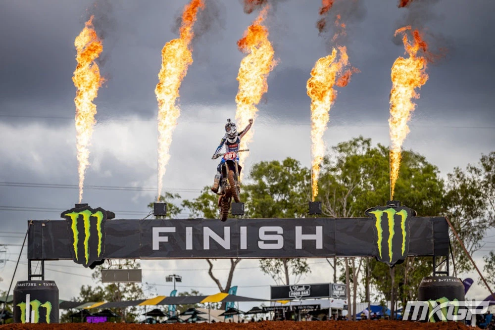 Lotte sur la saut final de la course, devant l'arche et les flemmes Monster Energy