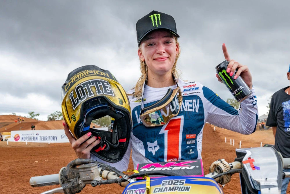 Lotte Van Drunen en pleures à l'issue de la course avec son casque en or