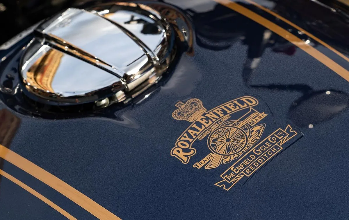 Le dessus du réservoir de la moto Royal-Enfield 650 Bullet avec un bouchon chromé et un vieux dessin de canon
