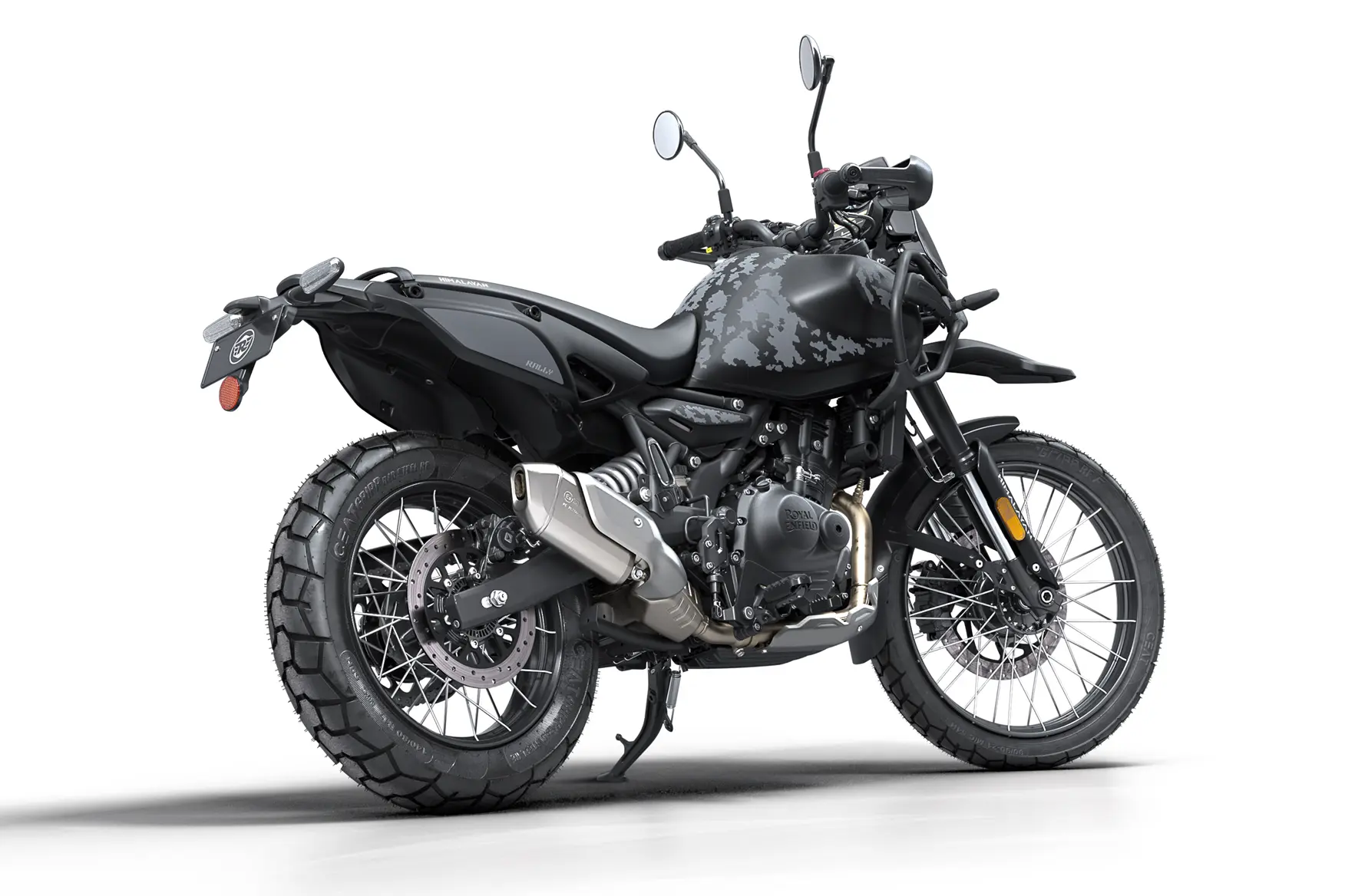 Une moto Royal-Enfield 450 Himalayan Mana Black vue de 3/4 arrière