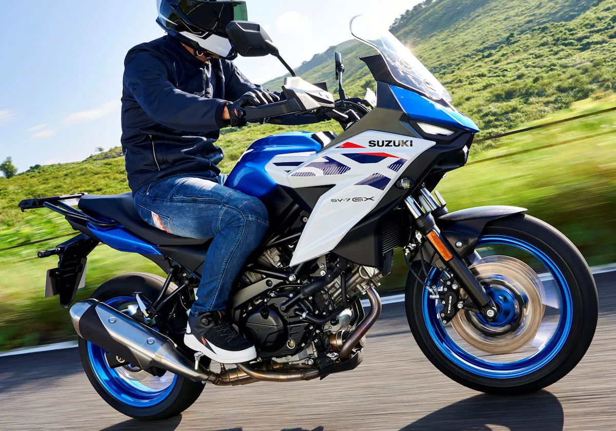 Une Suzuki 650 SV-7GX sur la route