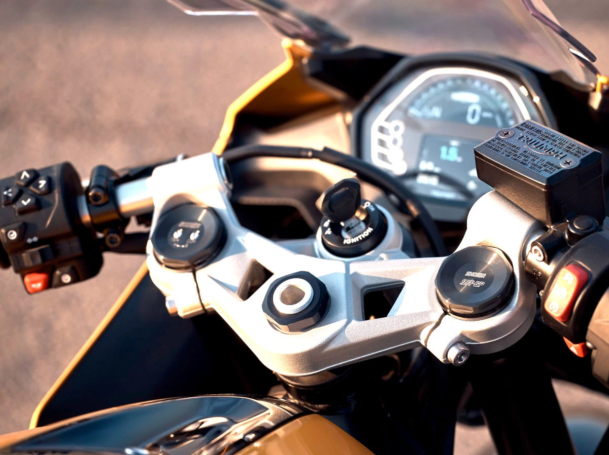 Le poste de pilotage d'une moto Triumph 660 Daytona