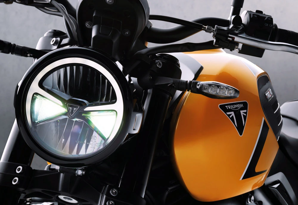 Le phare et le réservoir de la Triumph 660 Trident 2026