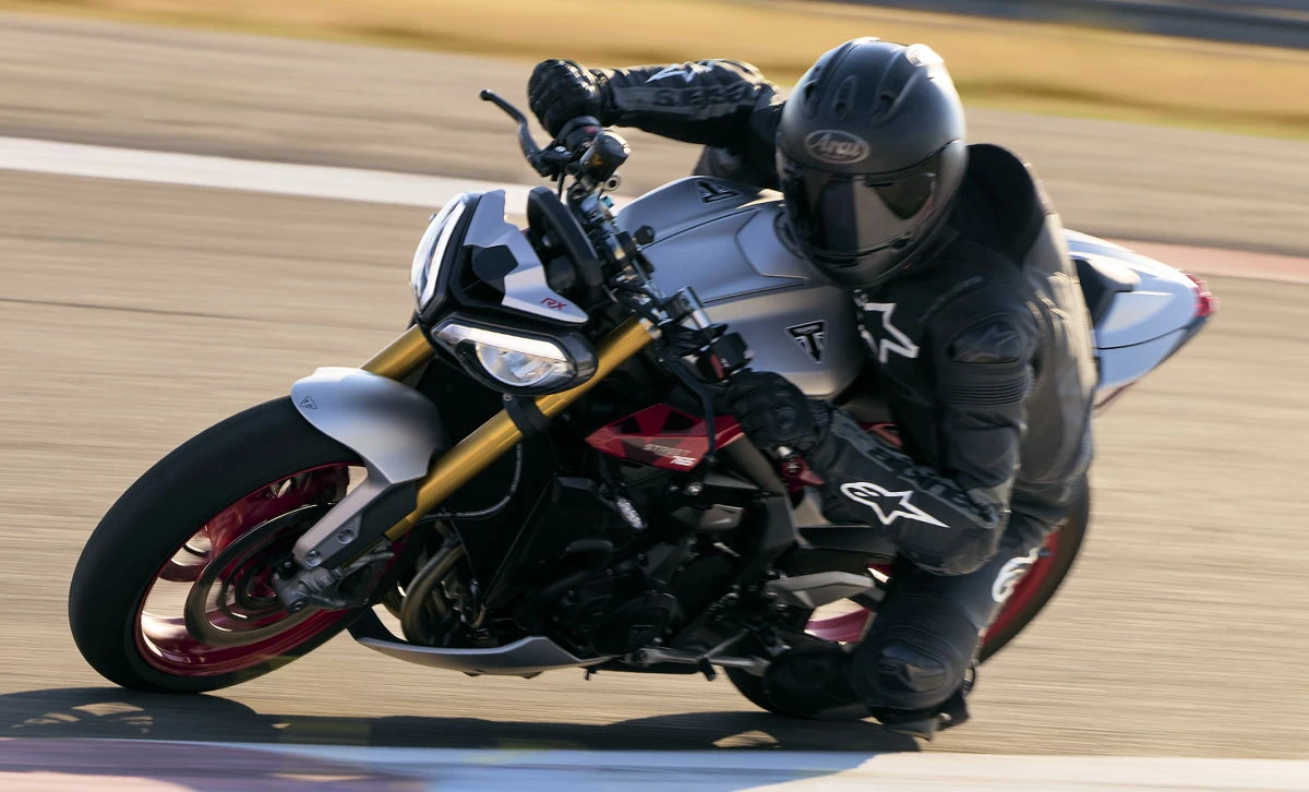Une Triumph Street Triple RX sur circuit
