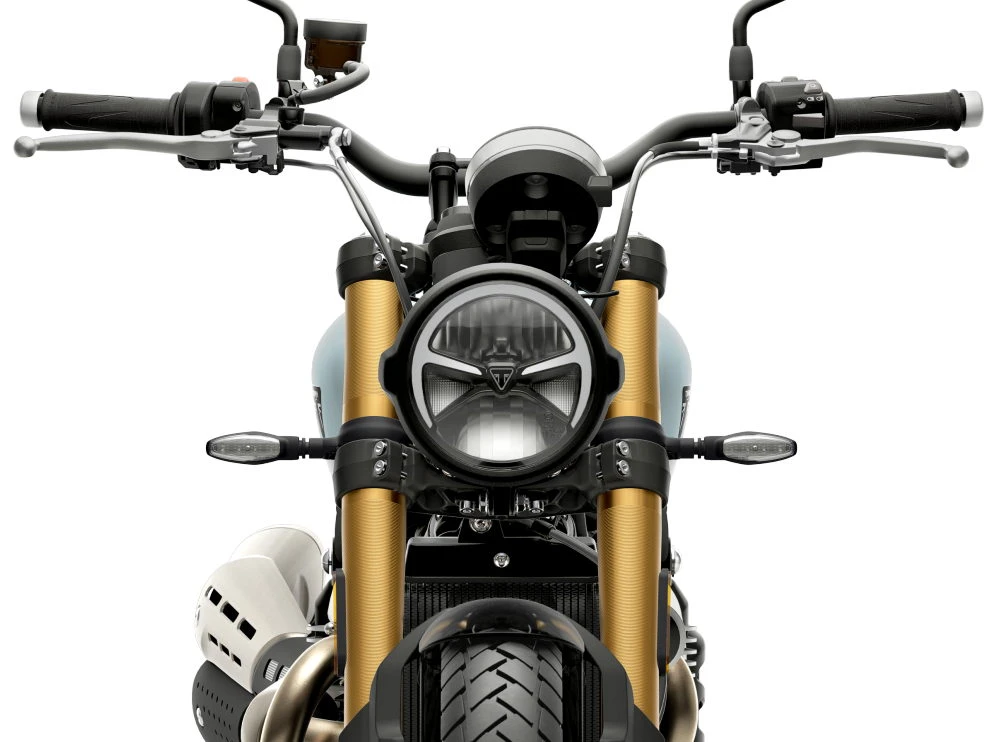 Une Triumph 900 Scrambler 2026 vue de face