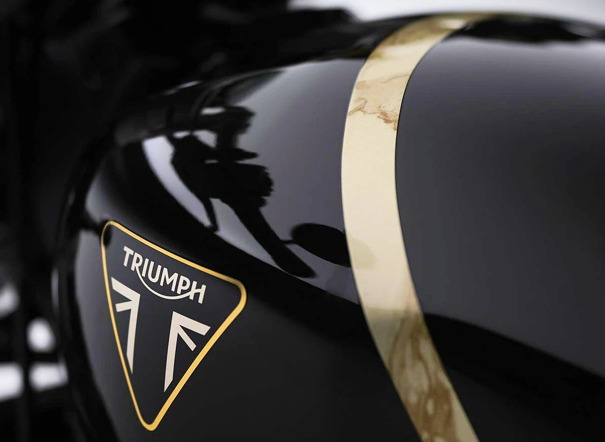 Le réservoir noir de la Triumph 1200 Speed Twin TFC, une bande de peinture dorée et le logo Triumph