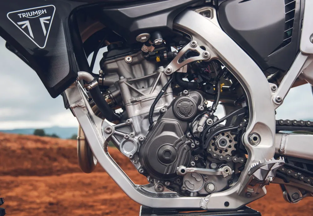 Vue sur le moteur de la moto Triumph TF 250-X