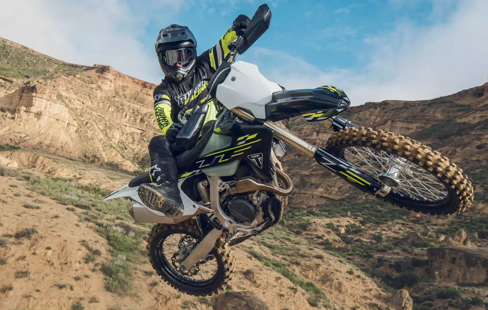 Saut motocross avec une moto Triumph TF 450-C