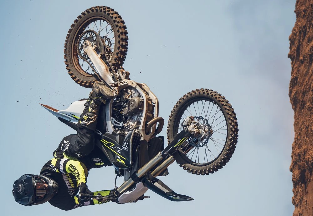 Une moto Triumph TF 450-X en plein envol