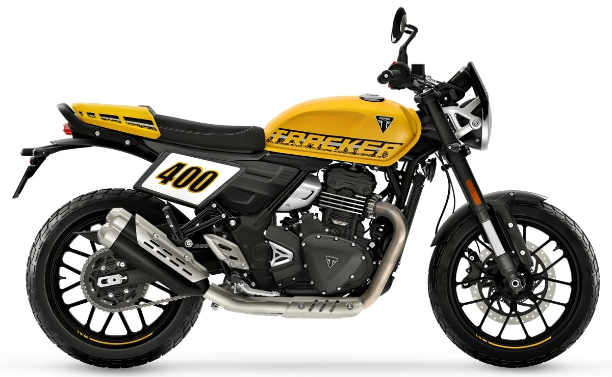 Une moto Triumph 400 Tracker jaune