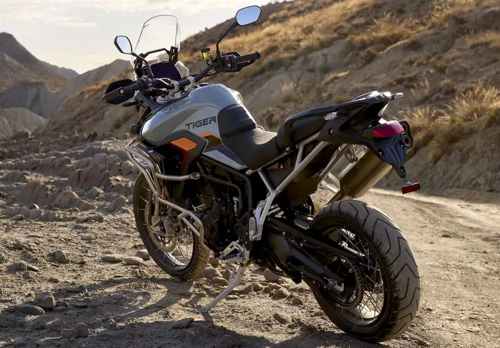 Une Triumph Tiger 900 Desert Edition dans un paysage désertique