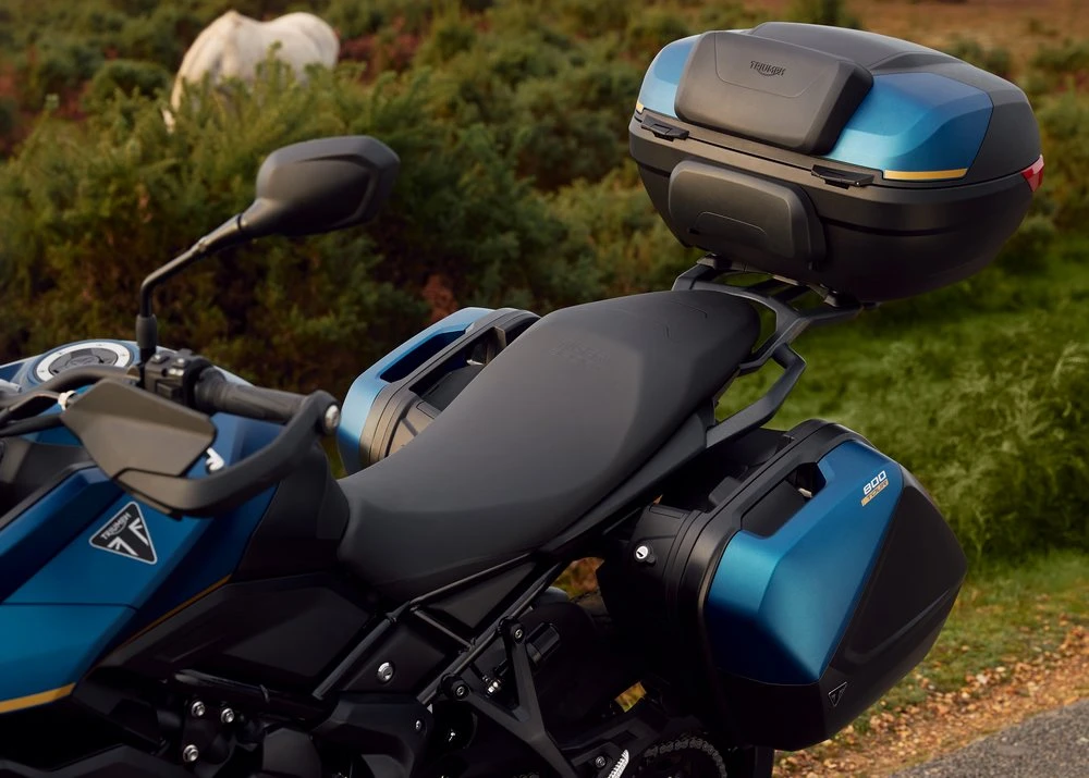 La selle et les valises d'une moto Triumph Tiger Sport 800 Tour