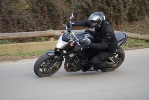 Le FZ1 une tenue de route irréprochable Le FZ1 une tenue de route irréprochable