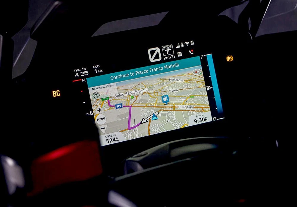 Le tableau de bord et une vue de navigation GPS du scooter Yamaha 560 Tmax