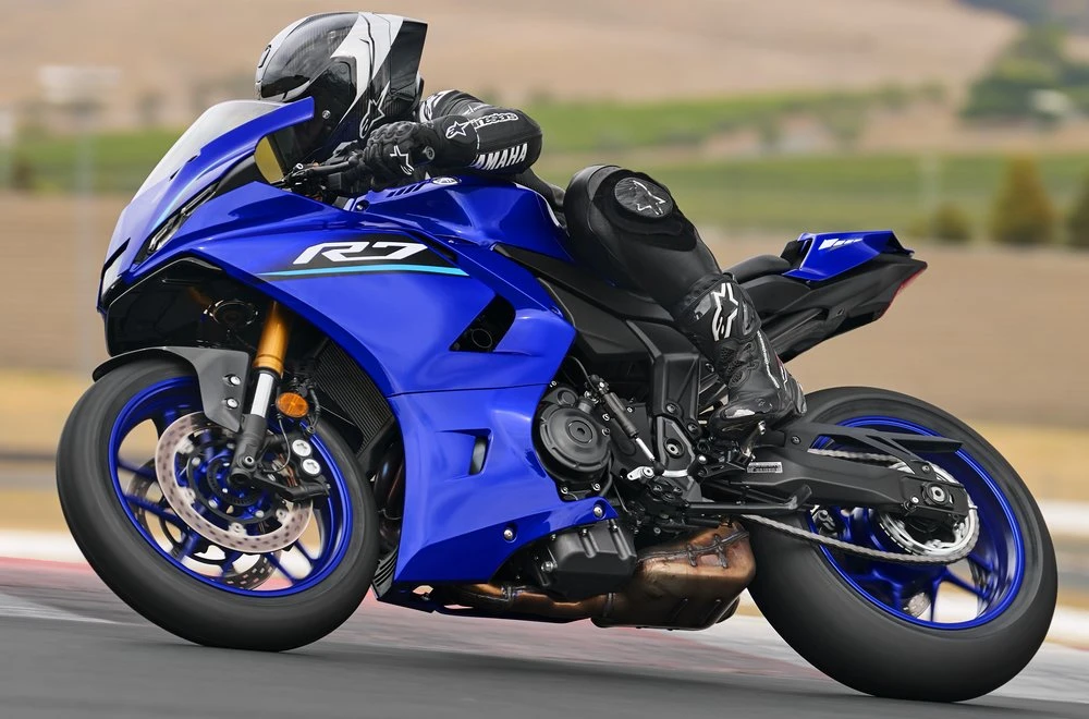 Une Yamaha 700 R7 sur circuit