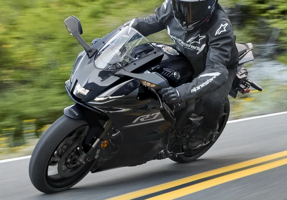 Une Yamaha 700 R7 noire sur une route