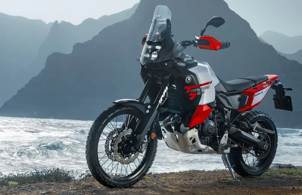 Une Yamaha 700 Ténéré World Raid 2026 devant l'océan
