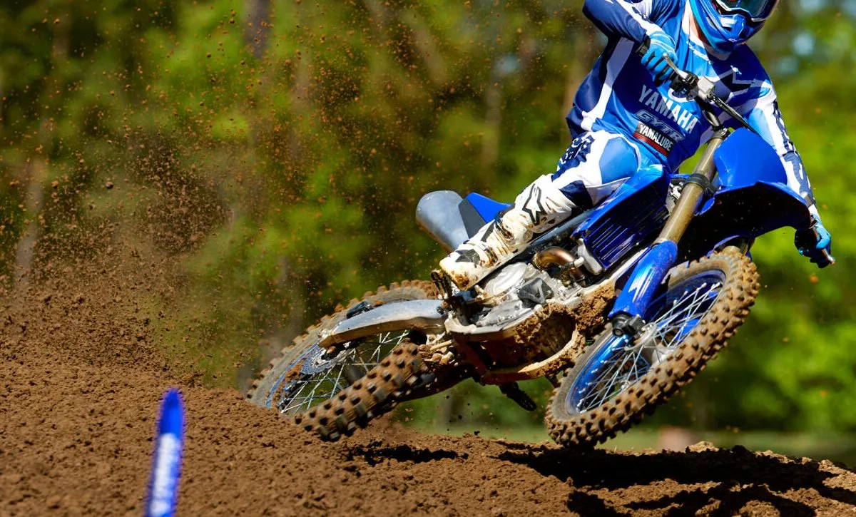 Une Yamaha YZ 250 F sur un terrain de cross
